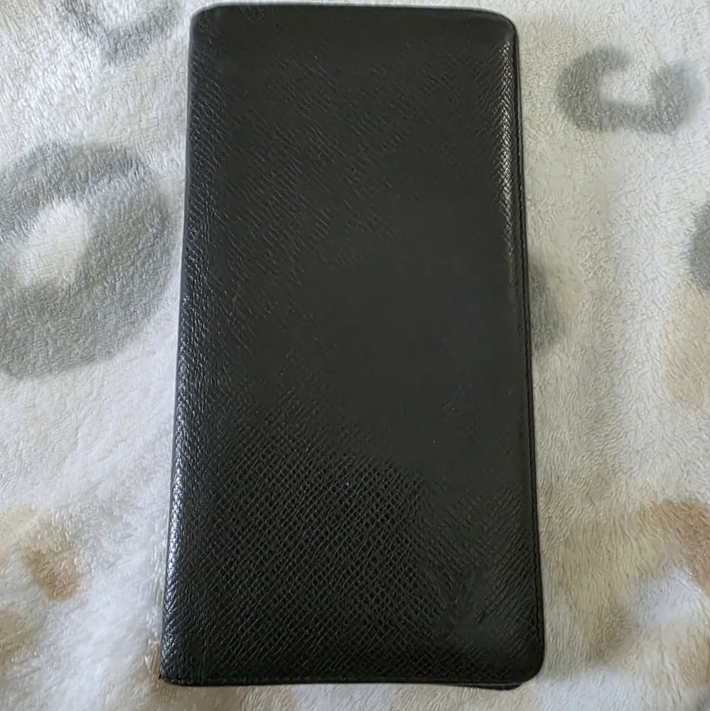 Louis Vuitton Brazza Wallet Black Taiga Leather COA Included - Picture 1 of 16